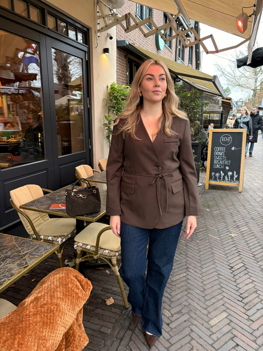 BRUINE BLAZER MET KOORT CEINTUUR