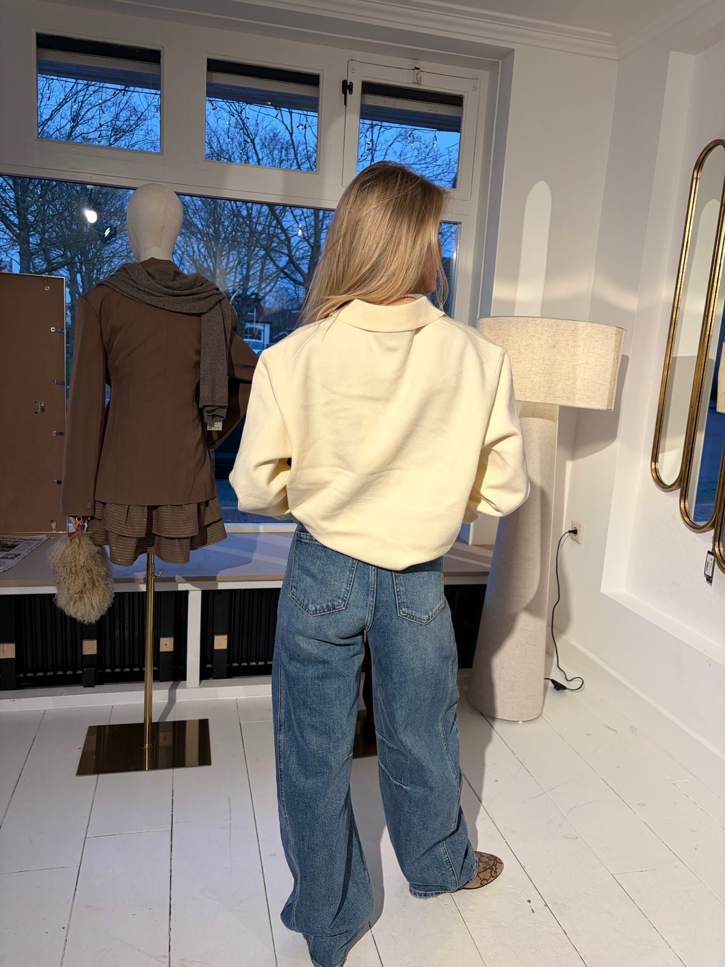 BEIGE TRUI MET KRAAG EN KNOOPJES