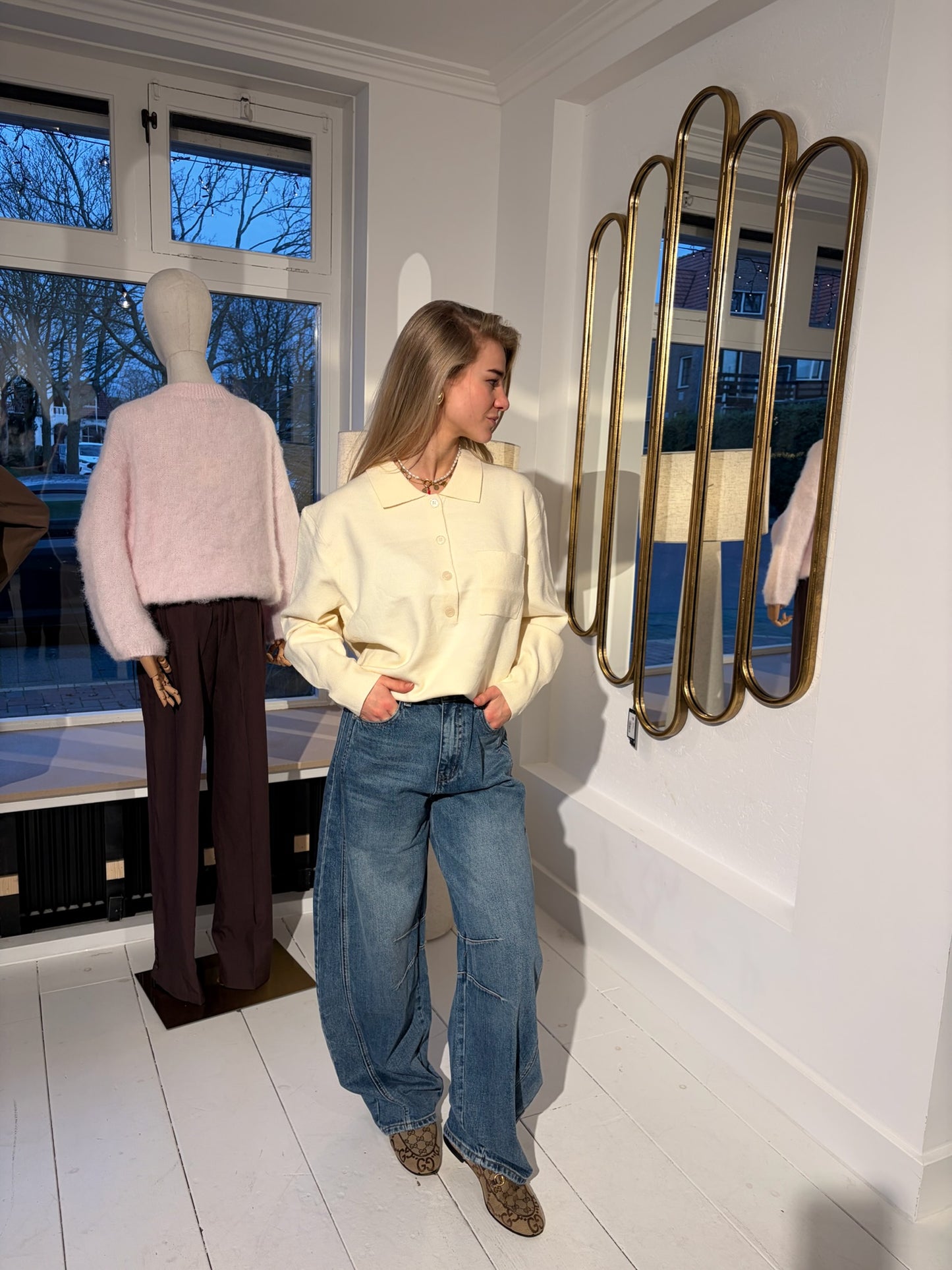 BEIGE TRUI MET KRAAG EN KNOOPJES