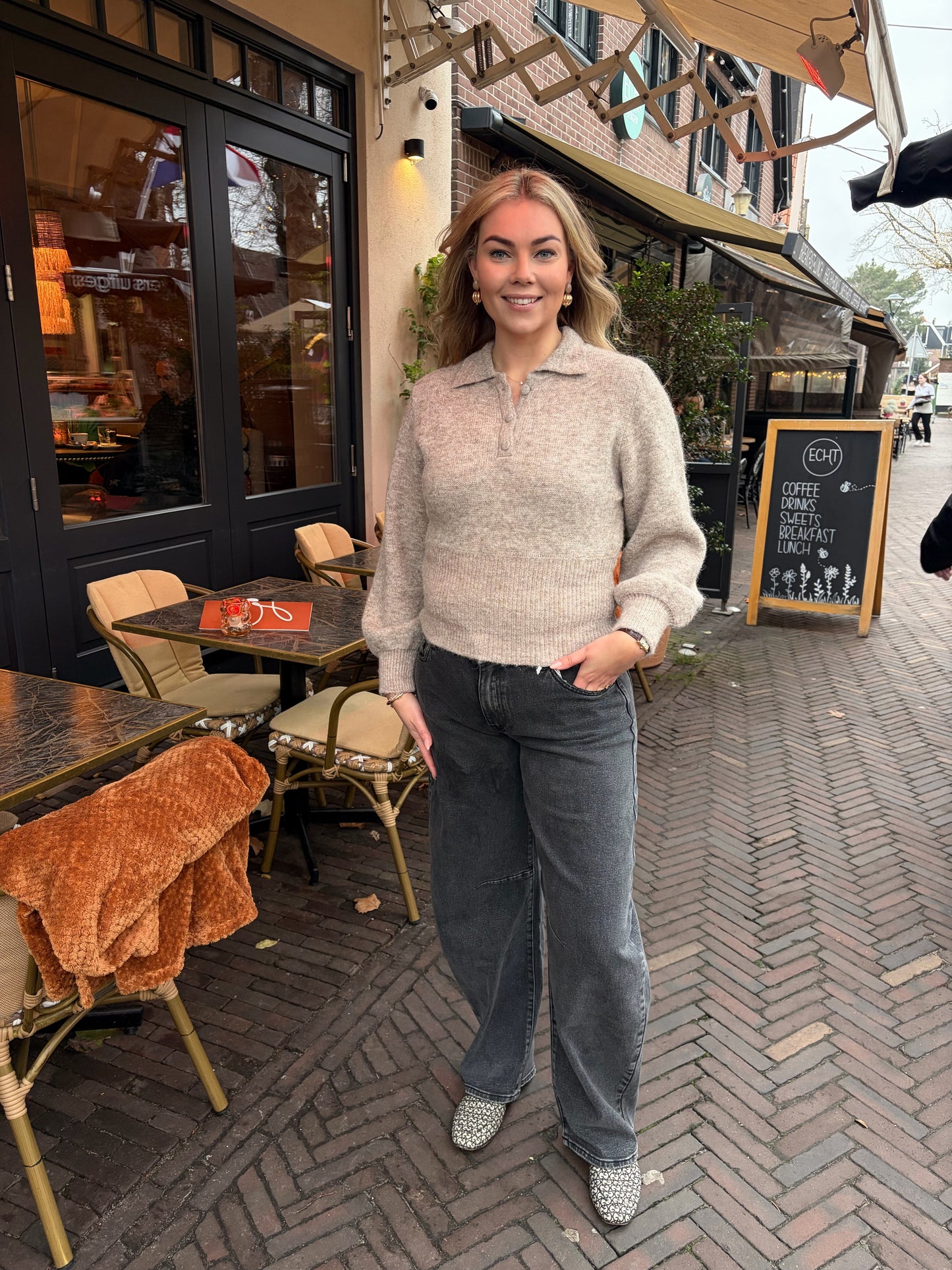 BEIGE TRUI MET KRAAG