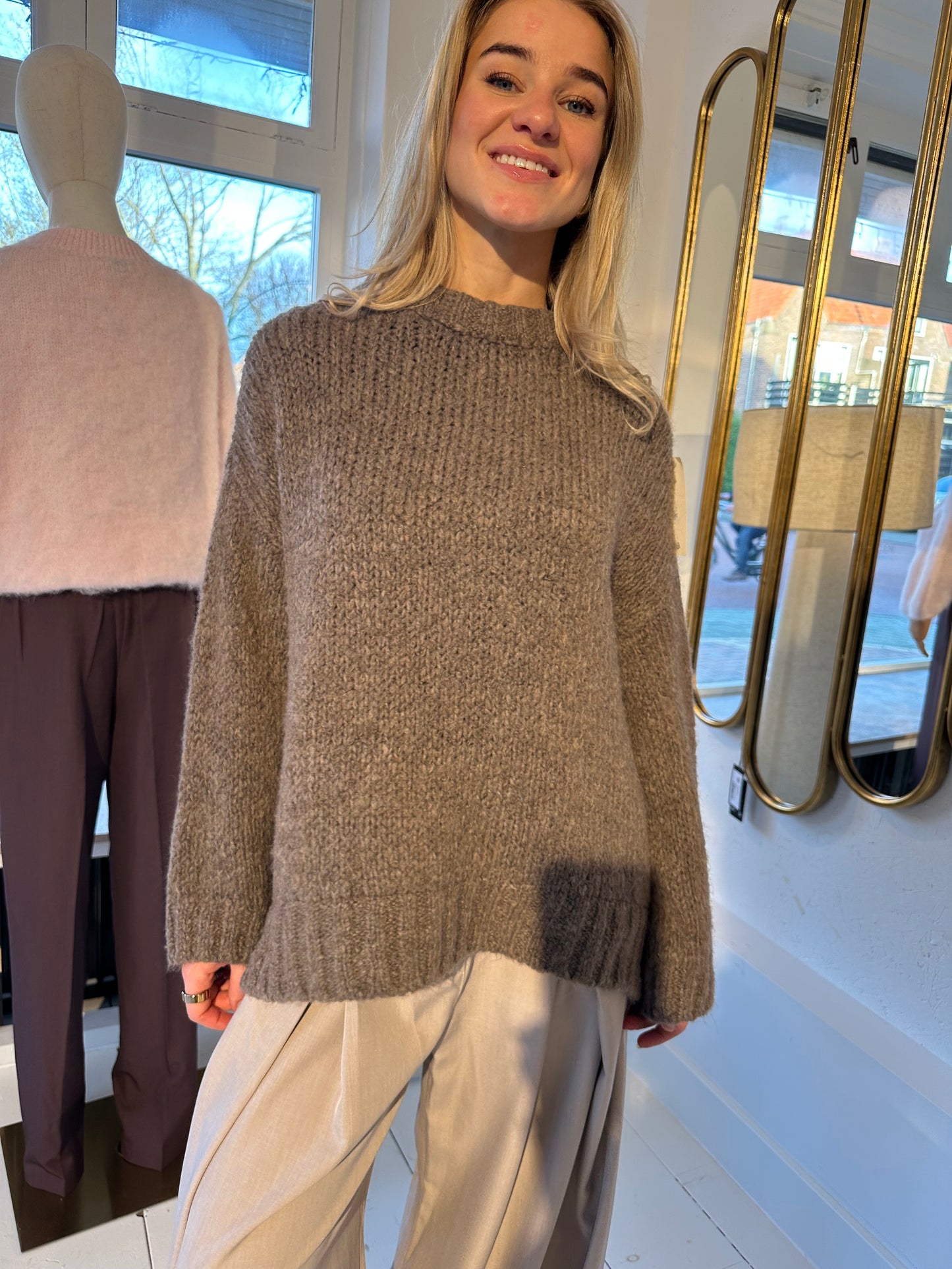 GEBREIDE BRUINE TRUI