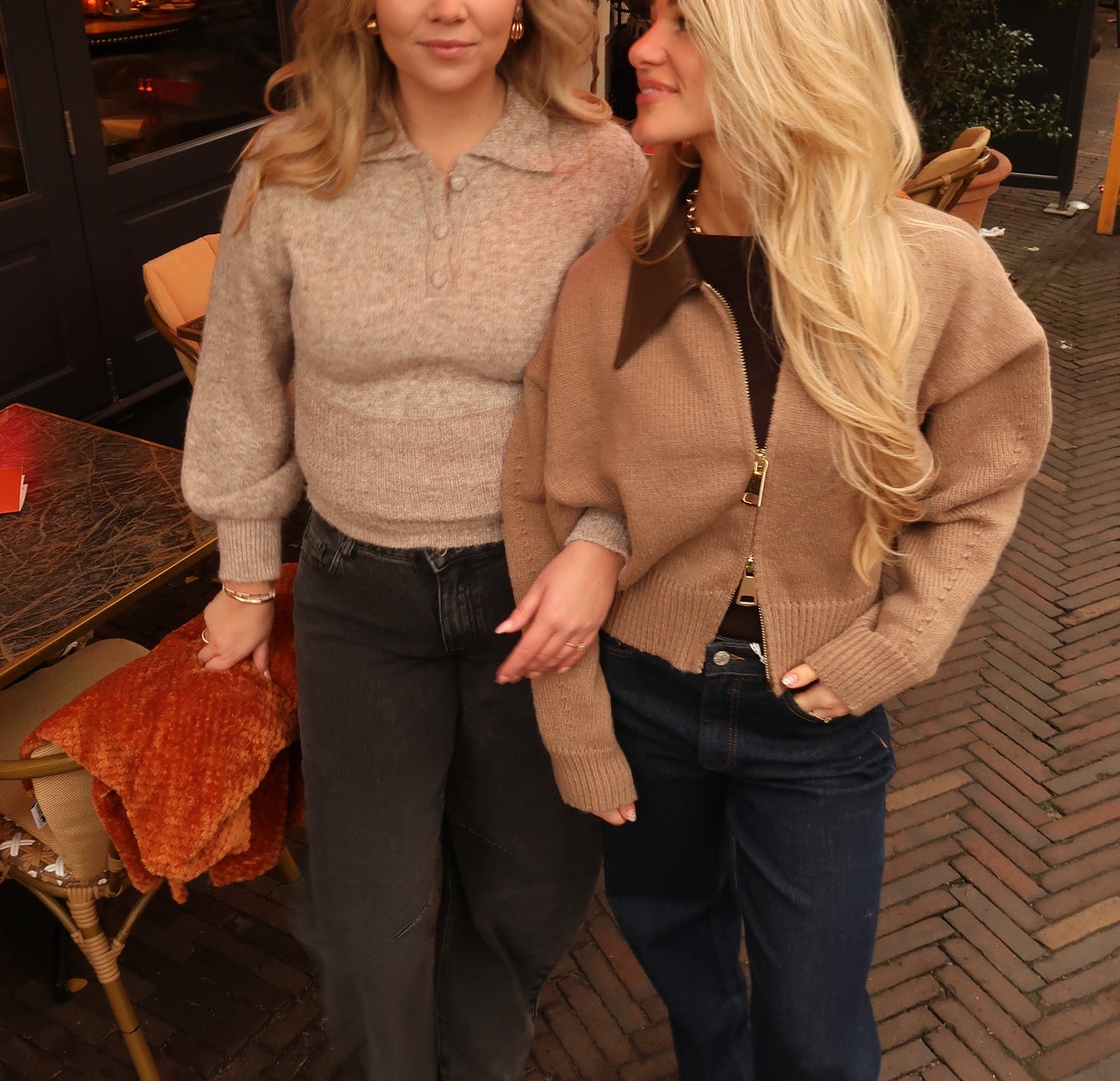 BEIGE TRUI MET KRAAG